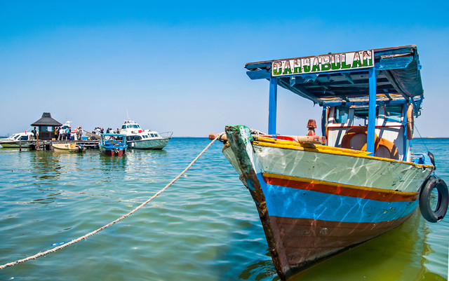 Kapal pengangkut wisatawan di Kepulauan Seribu. Foto: Sony Herdiana/Shutterstock