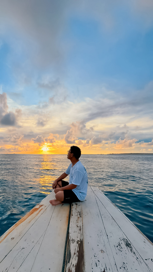 Wisaatawan di Pulau Untung Jawa. Foto: TRI R S/Shutterstock