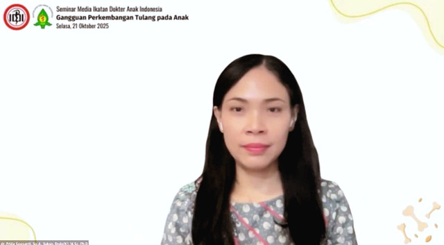 dr. Frieda Susanti, SpA, Subs Endo(K), PhD menghadiri Seminar Media IDAI Gangguan Perkembangan Tulang pada Anak, Selasa (21/10/25). Foto: SC/Webinar IDAI