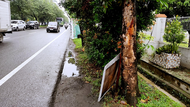 Kondisi jalur pedestrian tergenang air, belum dibangun trotoar di Jalan Jenderal Besar, Abdul Haris Nasution, Medan Johor, Medan, Rabu (22/10/2025). Foto: Amar Marpaung/kumparan