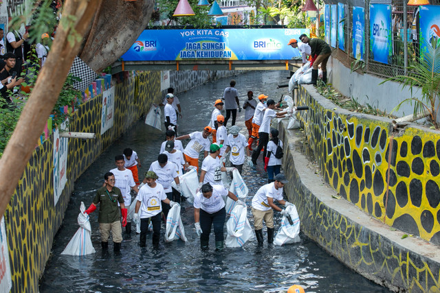 Pembersihan sampah di aliran sungai sebagai bagian dari Gerakan Kelola Sampah (GAS) BRI Peduli. Foto: Dok. BRI