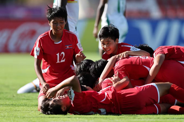 Selebrasi Korea Utara usai dipastikan lolos ke  16 besar Piala Dunia Wanita U-17 2025. Foto: FIFA