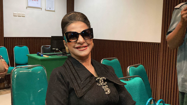 Ibu kandung Tasya Farasya, Alawiyah Alatas, hadir di Pengadilan Agama Jakarta Selatan pada Rabu (22/10/2025). Foto: Vincentius Mario/kumparan