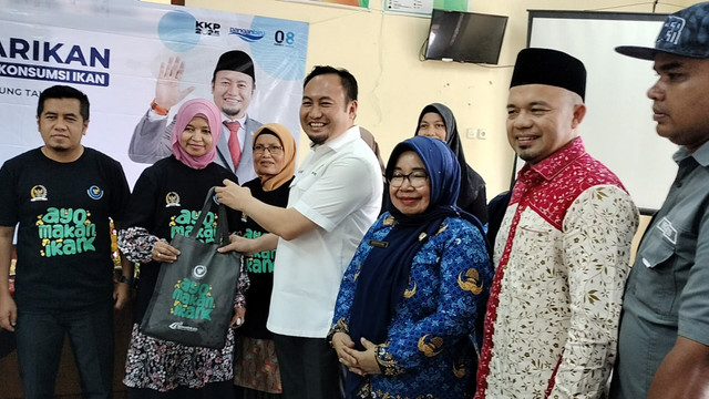 Anggota Komisi IV DPR RI Rahmat Saleh menyerahkan bantuan dalam kegiatan Safari Gemarikan di Balai Penyuluh Pertanian (BPP) Gunung Talang, Kabupaten Solok, Jumat (17/10/2025). Foto: Dok. Istimewa