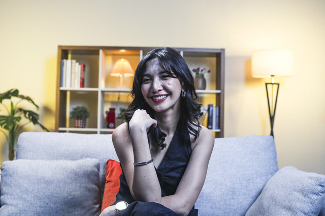 Aktris Sheila Dara berpose saat berkunjung ke kumparan di Pasar Minggu, Jakarta, Rabu (22/10/2025). Foto: Darryl Ramadhan/kumparan