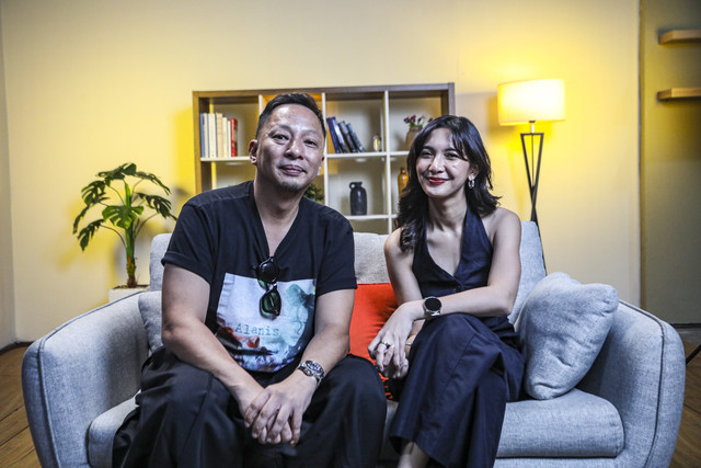 Aktor Ringgo Agus Rahman dan Aktris Sheila Dara berpose saat berkunjung ke kumparan di Pasar Minggu, Jakarta, Rabu (22/10/2025). Foto: Darryl Ramadhan/kumparan