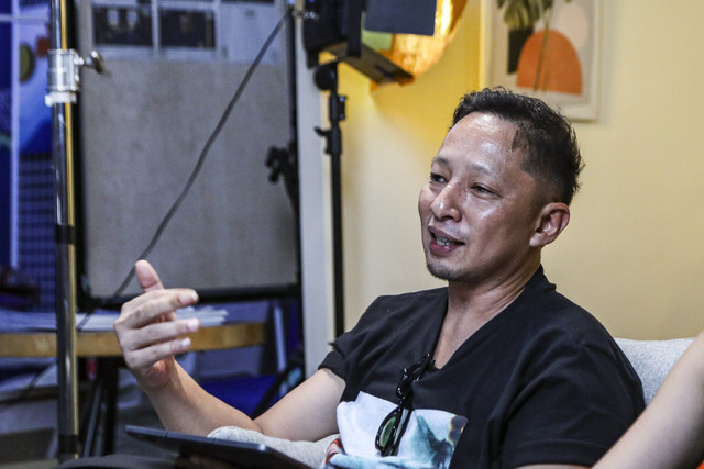 Aktor Ringgo Agus Rahman menjawab pertanyaan wartawan saat berkunjung ke kumparan di Pasar Minggu, Jakarta, Rabu (22/10/2025). Foto: Darryl Ramadhan/kumparan