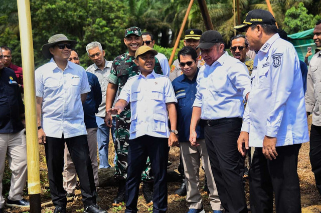 Menteri ESDM Bahlil Lahadalia meninjau operasional sumur minyak rakyat di Desa Mekar Sari, Kabupaten Musi Banyuasin. Foto: Dok. Kementerian ESDM
