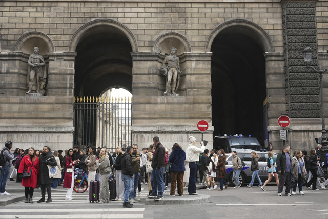 Sejumlah pengunjung antre saat setelah pengumuman Museum Louvre tutup di Paris, Prancis, Senin (20/10/2025). Foto: Dimitar Dilkoff/AFP