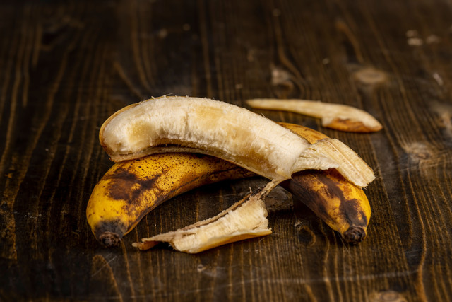Ilustrasi pisang yang berubah warna cokelat. Foto: rsooll/Shutterstock