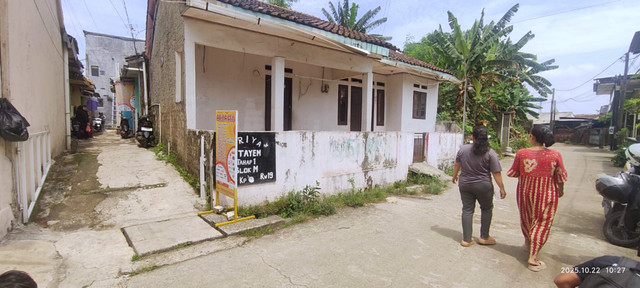 Rumah kontrakan tempat bocah dipukuli ibu tiri hingga tewas, di Perumahan Griya Citayam Permai, Rabu (22/10/2025). Foto: Dok. kumparan