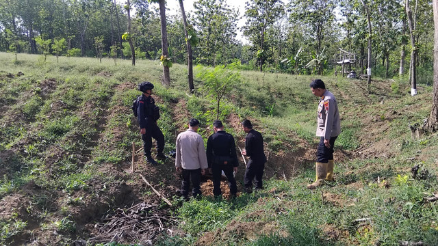 Polisi melakukan pemusnahan temuan mortir di kawasan hutan jati Petak 25 RPH Ngawenan BKPH Pasar Sore, yang terletak di Dukuh Ngawenan, Desa Sambongrejo, Kecamatan Sambong, Kabupaten Blora, Rabu (22/10/2025). Aset: istimewa