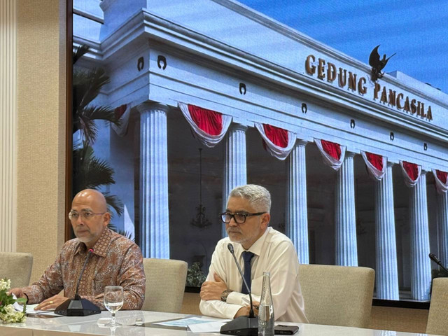 Direktur Jenderal Kerjasama ASEAN Kementerian Luar Negeri RI Sidharto Reza Suryodipuro (kiri) dan Direktur Jenderal Asia Pasifik dan Afrika Kementerian Luar Negeri RI Abdul Kadir Jaelani (kanan) di Gedung Kementerian Luar Negeri, Rabu (22/10/2025). Foto: Amira Nada Fauziyyah/kumparan