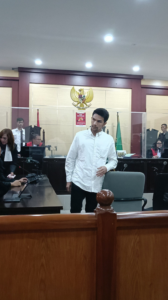 Jonathan Frizzy dalam sidang putusan kasus vape mengandung etomidate, PN Tangerang, Rabu (22/10/2025). Foto: Giovanni/kumparan