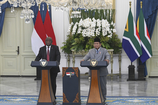 Presiden Prabowo Subianto (kanan) dan Presiden Afrika Selatan Cyril Ramaphosa (kiri) menyampaikan keterangan kepada wartawan dalam kunjungan kenegaraan di Istana Merdeka, Jakarta, Rabu (22/10/2025).  Foto: Aditya Pradana Putra/ANTARA FOTO
