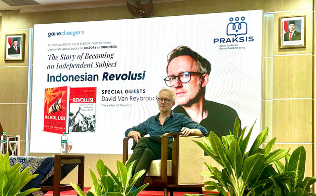 Sejarawan asal Belgia, David Van Reybrouck, berbicara dalam diskusi buku “Revolusi: Indonesia and the Birth of the Modern World” yang diselenggarakan Gamechangers Book Club bekerja sama dengan PRAKSIS (Pusat Riset dan Advokasi Serikat Jesus), di kompleks Kolese Kanisius, Jakarta, Selasa (21/10). Foto: Istimewa