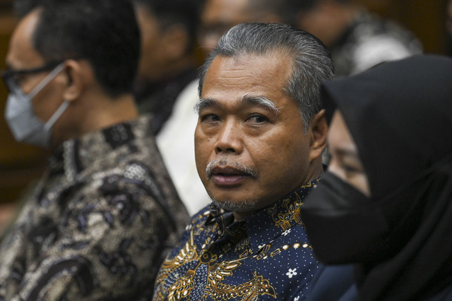 Terdakwa kasus dugaan suap terhadap putusan lepas perkara korupsi pemberian fasilitas ekspor minyak sawit mentah (CPO) Djuyamto bersiap menjalani sidang lanjutan di Pengadilan Tipikor, Jakarta, Rabu (22/10/2025). Foto: Hafidz Mubarak A/ANTARA FOTO