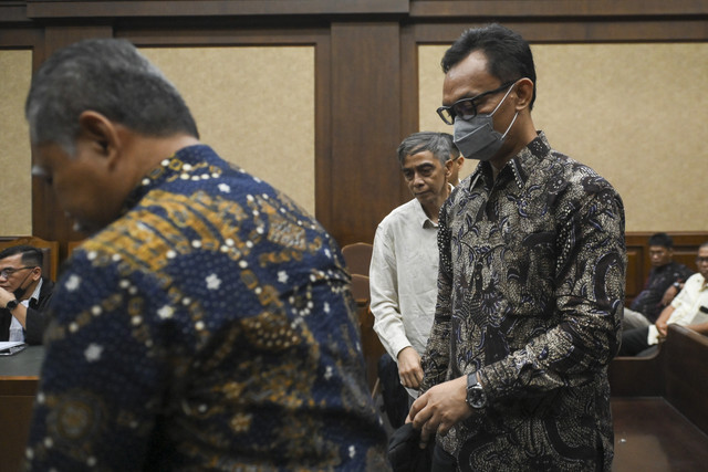Terdakwa kasus dugaan suap terhadap putusan lepas perkara korupsi pemberian fasilitas ekspor minyak sawit mentah (CPO) Muhammad Arif Nuryanta (kanan) bersiap menjalani sidang lanjutan di Pengadilan Tipikor, Jakarta, Rabu (22/10/2025). Foto: Hafidz Mubarak A/ANTARA FOTO