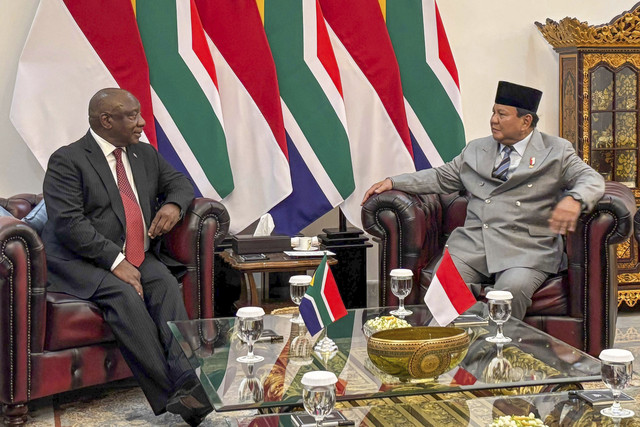 Presiden Prabowo Subianto (kanan) dan Presiden Afrika Selatan Cyril Ramaphosa (kiri) berbincang dalam sesi tete-a-tete atau pertemuan empat mata di Istana Merdeka, Jakarta, Rabu (22/10/2025). Foto: Aditya Pradana Putra/ANTARA FOTO