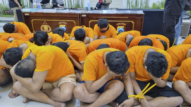 Polrestabes Surabaya menunjukkan tersangka kasus pesta gay, Rabu (22/10/2025).  Foto: Farusma Okta Verdian/kumparan