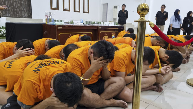 Polrestabes Surabaya konferensi pers pesta seks sesama jenis atau pesta gay di sebuah hotel di Surabaya, Rabu (22/10/2025).  Foto: Farusma Okta Verdian/kumparan