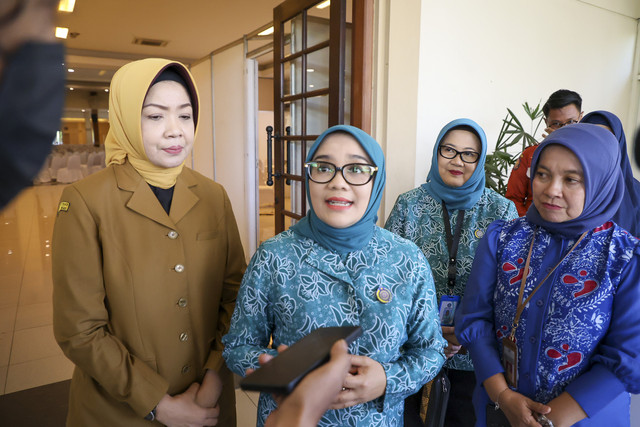 Ketua TP PKK Kota Surabaya Rini Indriyani (batik.biru). Foto: Diskominfo Surabaya 