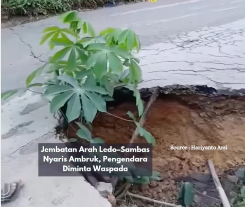 Penampakan jembatan arah Ledo-Sambas yang nyaris ambruk. Foto: Dok. Instagram @sambasinformasi