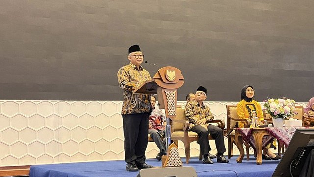 Menteri Pendidikan Dasar dan Menengah Abdul Mu'ti saat Taklimat Media di Kantor Kemendikdasmen, Senayan, Jakarta Pusat, Rabu (22/10/2025). Foto: Nasywa Athifah/kumparan