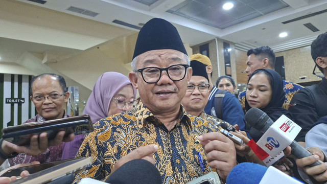 Menteri Pendidikan Dasar dan Menengah Abdul Mu'ti saat Taklimat Media di Kantor Kemendikdasmen, Senayan, Jakarta Pusat, Rabu (22/10/2025). Foto: Nasywa Athifah/kumparan