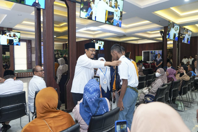 Mensos Gus Ipul berdialog bersama para siswa Sekolah Rakyat Terpadu (SRT) 53 Pontianak, di Aula Garuda Kantor Gubernur Kalimantan Barat, Rabu (22/10/2025). Foto: Dok. Kemensos