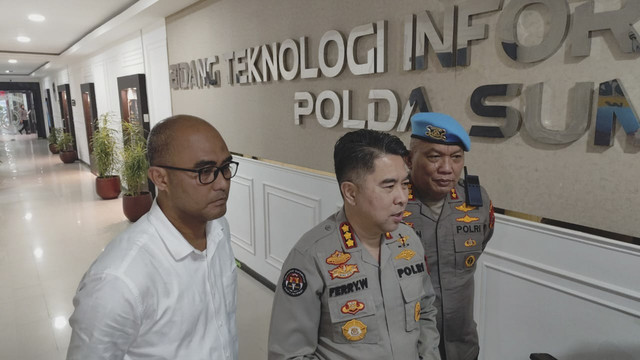 Direktur Reserse Narkoba Polda Sumut, Kombes Pol Andy Arisandi (Kiri), Kabid Humas Polda Sumut, Kombes Pol Ferry Walintukan (tengah) dan Kabid Propam Polda Sumut, Kombes Pol Julihan Muntaha (kanan) saat ditemui di Polda Sumut, Medan, Rabu (22/10). Foto: Amar Marpaung/kumparan