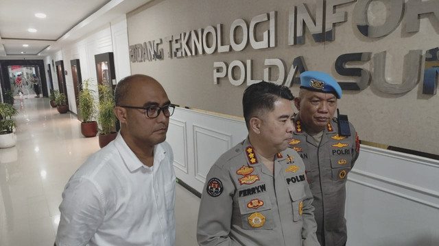 Direktur Reserse Narkoba Polda Sumut, Kombes Pol Andy Arisandi (Kiri); Kabid Humas Polda Sumut, Kombes Pol Ferry Walintukan (tengah); dan Kabid Propam Polda Sumut, Kombes Pol Julihan Muntaha (kanan) saat ditemui di Polda Sumut, Medan, Rabu (22/10). Foto: Amar Marpaung/kumparan
