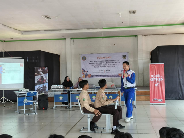 Astra Motor Kalimantan Barat melaksanakan edukasi Safety Riding di SMP Negeri 4 Pontianak.  Foto: Dok. Asmo Kalbar