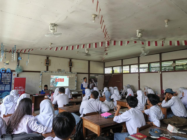 Kegiatan edukasi Safety Riding digelar di SMA Negeri 6 Pontianak. Foto: Dok. Asmo Kalbar