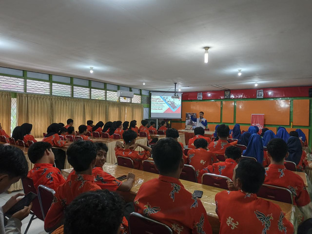 Astra Motor Kalimantan Barat menggelar kegiatan edukasi Safety Riding di SMA Negeri 7 Pontianak. Foto: Dok. Asmo Kalbar