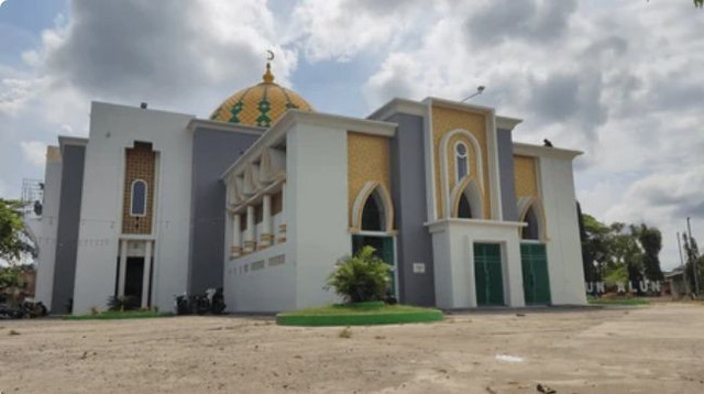 Masjid Besar Merdeka Wonomulyo, Kabupaten Polewali Mandar, Provinsi Sulawesi Barat menyediakan layanan pijat bagi laki-laki di lantai dasar dengan penanganan petugas ahli yang juga laki-laki. Inilah masjid yang megah di kecamatan yang dijuluki Kampung Jawa di Tanah Mandar itu. (Sumber: Shuttetstock)