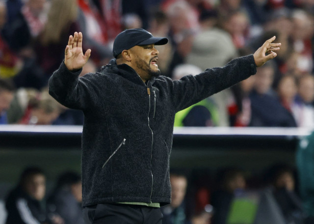 Pelatih Bayern Muenchen Vincent Kompany menyampaikan intruksi kepada anak asuhannya saat laga melawan Club Brugge pada pertandingan League Phase Liga Champions 2025/2026 di Allianz Arena, Munich, Jerman, Rabu (22/10/2025). Foto: Michaela Stache/REUTERS