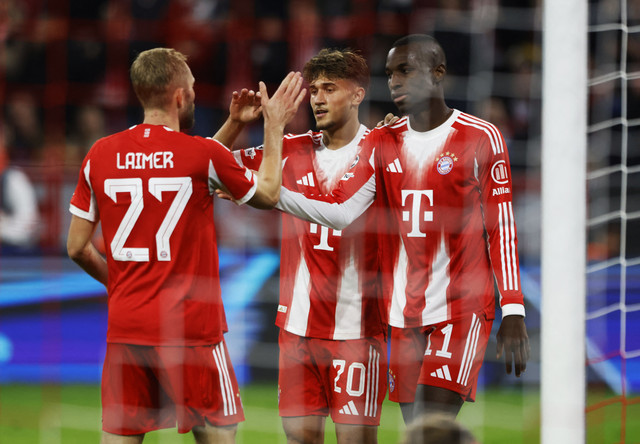Pemain Bayern Muenchen Nicolas Jackson berselebrasi bersama rekan setimnya usai mencetak gol ke gawang Club Brugge pada pertandingan League Phase Liga Champions 2025/2026 di Allianz Arena, Munich, Jerman, Rabu (22/10/2025). Foto: Michaela Stache/REUTERS