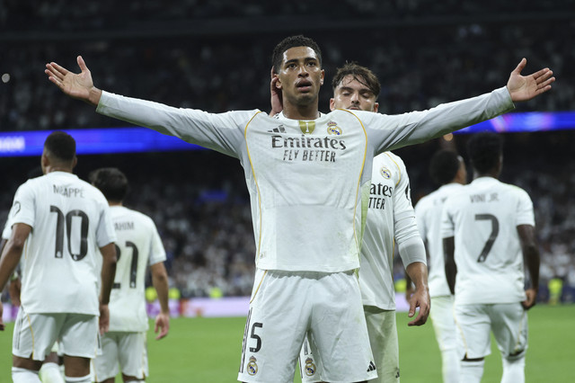 Pemain Real Madrid Jude Bellingham berselebrasi usai mencetak gol ke gawang Juventus dalam pertandingan League Phase Liga Champions 2025/2026 di Santiago Bernabeu, Madrid, Spanyol, Rabu (23/10/2025). Foto: Thomas Coex/AFP