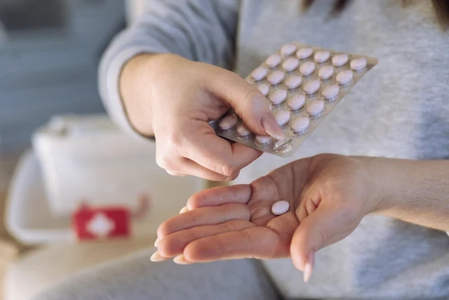 Ilustrasi kapan pil KB Andalan Laktasi dapat mulai dikonsumsi. Foto: Kostikova Natalia/Shutterstock