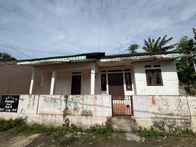 Rumah kontrakan Rasya, bocah 6 tahun yang tewas dianiaya ibu tiri di Perumahan Griya, Kamis (23/10/2025). Foto: Amira Nada Fauziyyah/kumparan