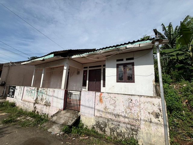 Rumah kontrakan Rasya, bocah 6 tahun yang tewas dianiaya ibu tiri di Perumahan Griya, Kamis (23/10/2025). Foto: Amira Nada Fauziyyah/kumparan