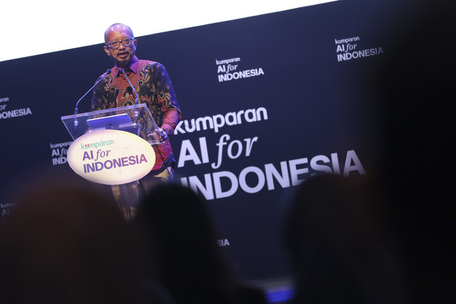 Chief of AI & Corporate Strategy kumparan Andrias Ekoyuono memberikan opening remark pada acara kumparan AI for Indonesia 2025 di The Ballroom at Djakarta Theater, Jakarta Pusat, Kamis (23/10/2025). Foto: Jamal Ramadhan/kumparan