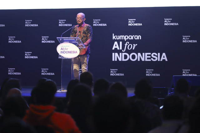 Chief of AI & Corporate Strategy kumparan Andrias Ekoyuono memberikan opening remark pada acara kumparan AI for Indonesia 2025 di The Ballroom at Djakarta Theater, Jakarta Pusat, Kamis (23/10/2025). Foto: Jamal Ramadhan/kumparan