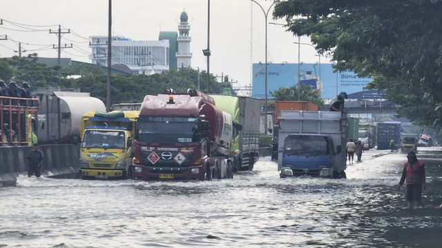 Situasi banjir di Jalan Pantura Demak Semarang tepatnya di Kecamatan Genuk. Foto: Dok. Istimewa