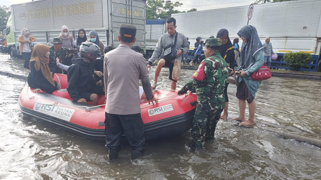 Situasi banjir di Jalan Pantura Demak Semarang tepatnya di Kecamatan Genuk. Foto: Dok. Istimewa