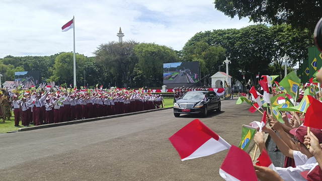 Mobil yang membawa Presiden Brasil Luiz Inacio Lula da Silva tiba di Istana Merdeka, Kamis (23/10/2025). Foto: Zamachsyari/kumparan
