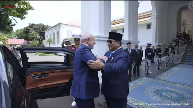 Presiden Prabowo Subianto bersalaman dengan Presiden Brasil Luiz Inacio Lula da Silva saat tiba di Istana Merdeka, Jakarta, Kamis (23/10/2025). Foto: Youtube/Sekretariat Presiden