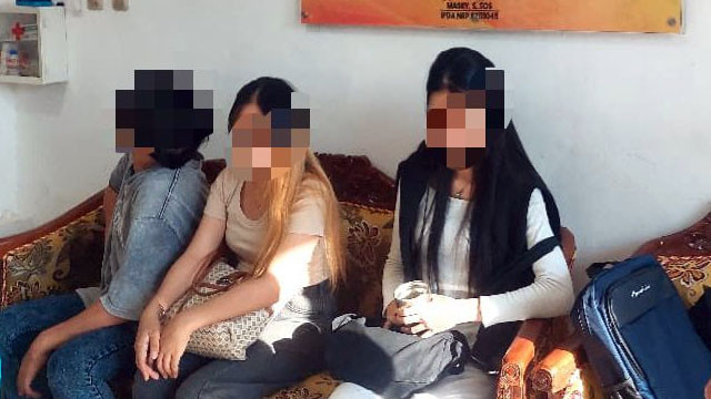 Warga Sulawesi Utara yang mencoba berangkat bekerja ke Kamboja. Mereka dicegat pihak kepolisian saat berada di Bandara Sam Ratulangi Manado.