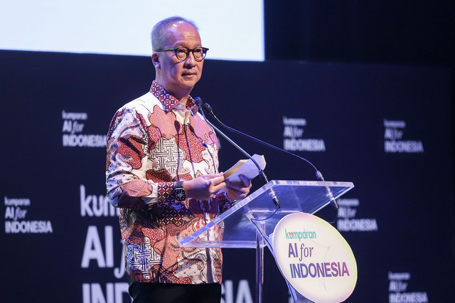 Menteri Perindustrian Agus Gumiwang Kartasasmita memberikan keynote speech pada acara kumparan AI for Indonesia 2025 di The Ballroom at Djakarta Theater, Jakarta Pusat, Kamis (23/10/2025). Foto: Jamal Ramadhan/kumparan